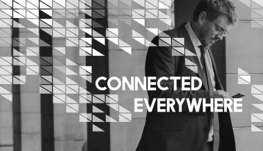 Akıllı telefon kullanan iş adamı