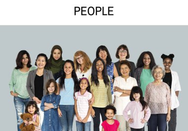 Çok ırklı insanlar gülümsüyor