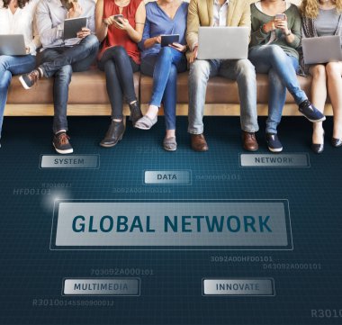 Dijital aygıtlar kullanan insanlar