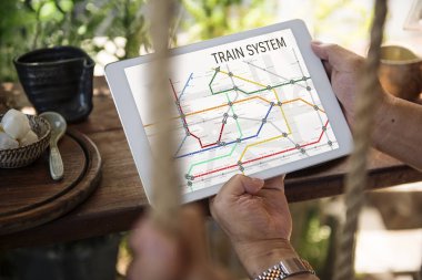 Dijital tablet kullanan kişi 