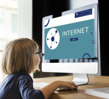 bilgisayar kullanan küçük kız