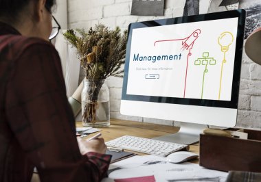 Atölyede çalışan tasarımcı