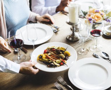 Restoranda yemek sahip insanlar