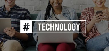 koltukta oturan çok ırklı genç arkadaşlar