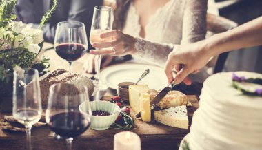 Gelin ve damat arkadaşlarıyla yemek 