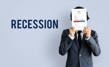 Dijital tablet ile yüz kapsayan iş adamı 