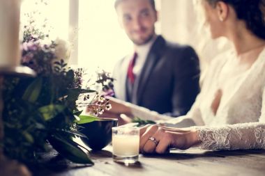 İnsanlar düğün masada kutlamak 