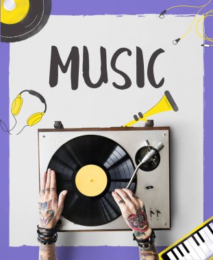 Vinil player ile dövmeli kişi.