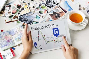 dijital tablet kullanan kadın