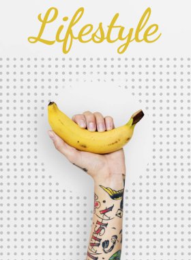 Dövmeli kişi holding muz.