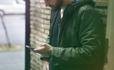 Akıllı telefon kullanan adam.