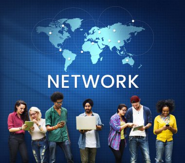 Dijital aygıtlar kullanan insanlar