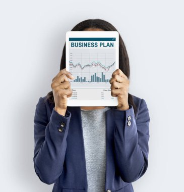 Dijital tablet ile yüz kapsayan iş kadını