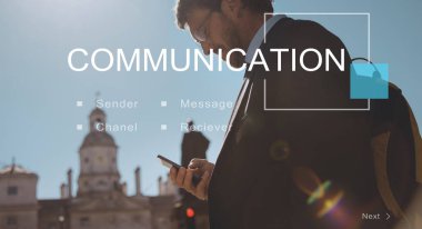 Akıllı telefon kullanan iş adamı