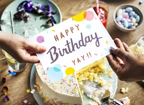 Люди празднуют день рождения за столом — стоковое фото