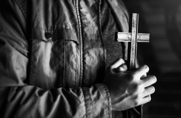 Man holding cross and praying — Stock Photo, Image