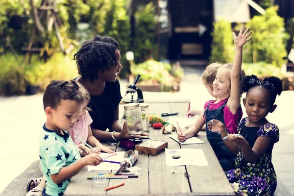 Apprentissage des enfants et des enseignants biologie — Photo