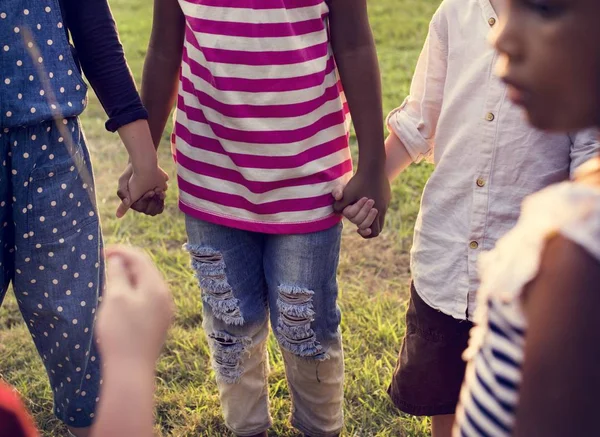 Niños tomados de la mano y jugando —  Fotos de Stock