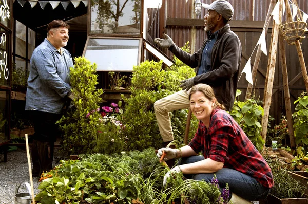 Persone giardinaggio sul cortile insieme — Foto Stock