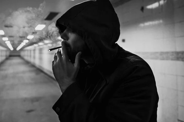 Cigaretta a dohányzás magányos hajléktalan férfi — Stock Fotó