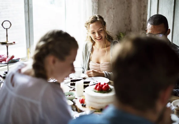 Amigos reuniéndose en la fiesta del té — Foto de Stock