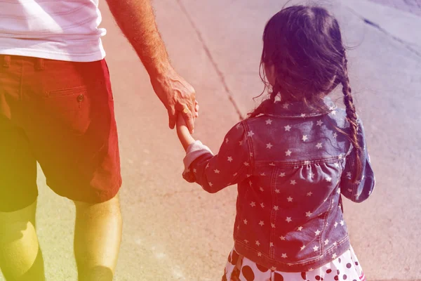 พ่อกับลูกสาวจับมือกัน — ภาพถ่ายสต็อก