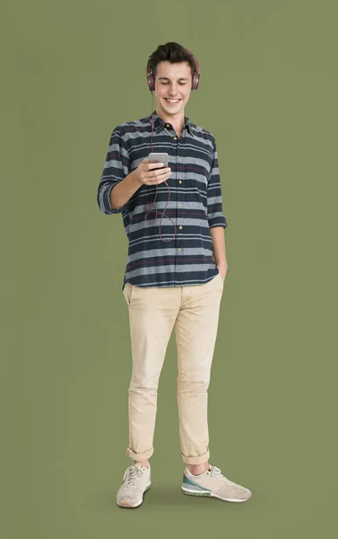 Homem Sorrindo e usando celular — Fotografia de Stock