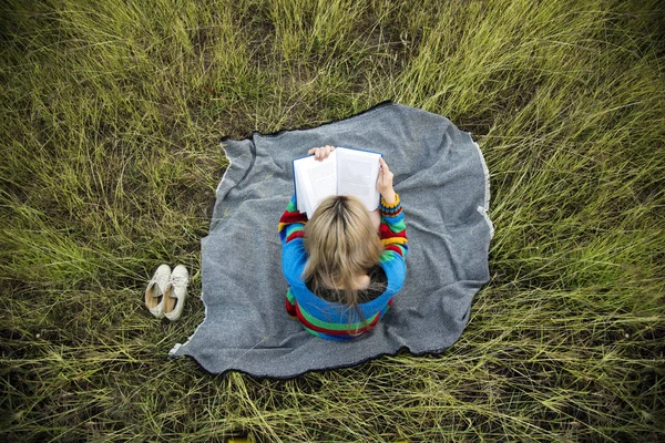 Vrouwelijk leesboek — Stockfoto