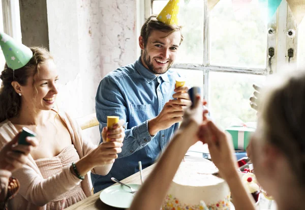 La gente celebra cumpleaños en la mesa —  Fotos de Stock