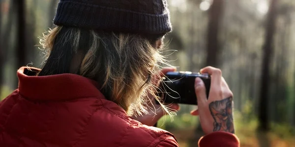 Hombre tomando fotos frente al bosque — Foto de Stock