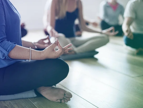 Yoga, meditasyon yapan insanlar — Stok fotoğraf