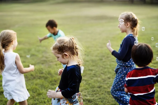 Barn som leker på fältet — Stockfoto