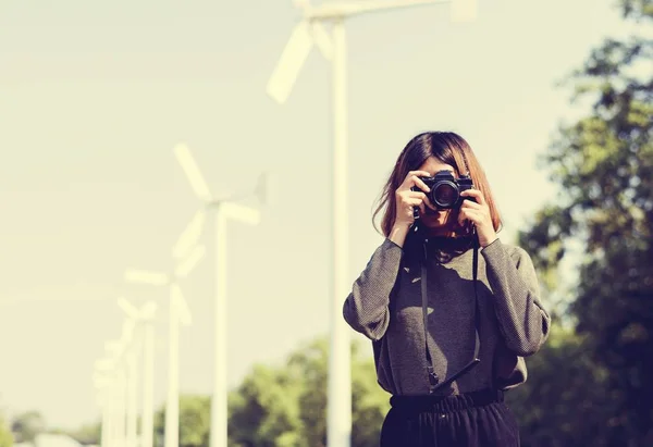 Kobieta trzyma aparat fotograficzny — Zdjęcie stockowe