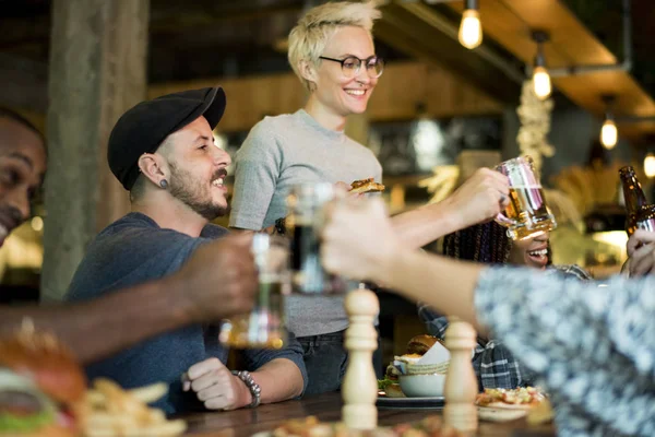 As pessoas gostam de comida e bebidas na festa — Fotografia de Stock