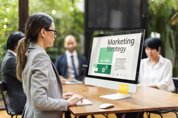 Bilgisayarda çalışan iş kadını