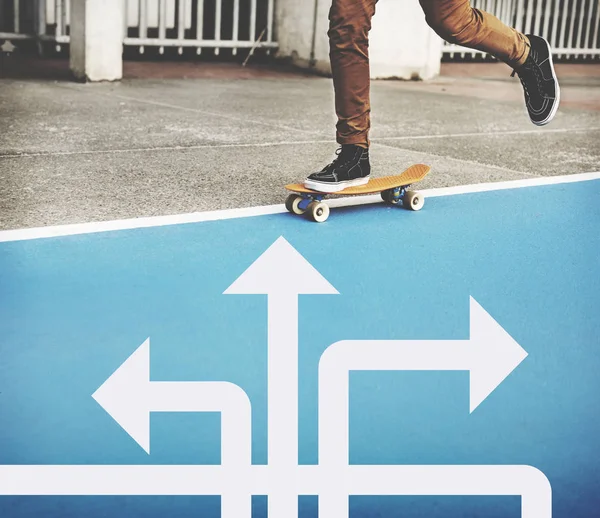 Uomo guida su skateboard, concetto di sport — Foto Stock