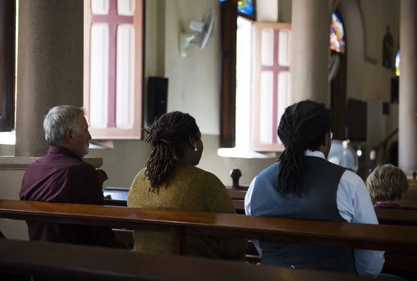 Menschen beten in der Kirche — Stockfoto