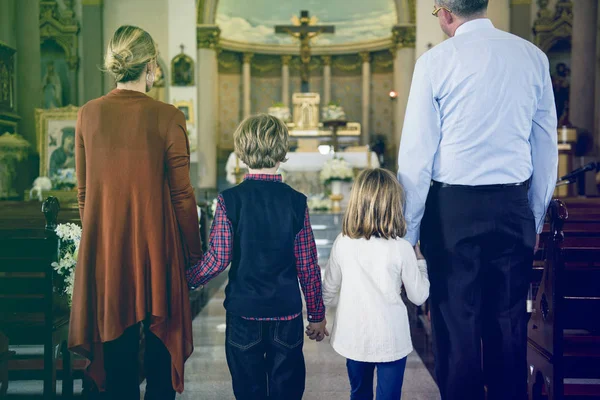 Οικογένεια που προσεύχεται στην εκκλησία — Φωτογραφία Αρχείου