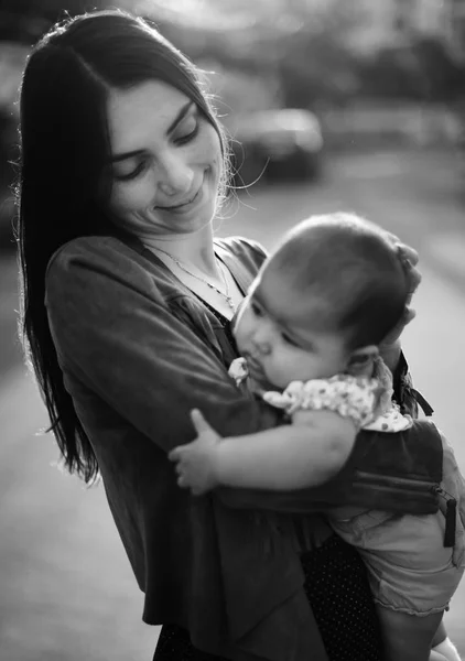 Anne kucağında yeni doğmuş bir bebek — Stok fotoğraf