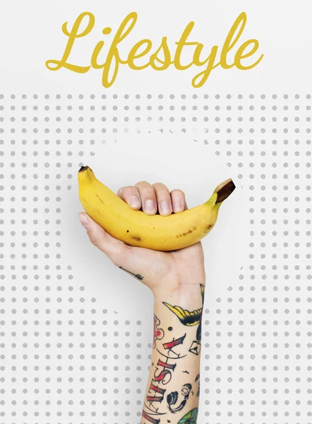 Persona tatuata che detiene banane . — Foto Stock