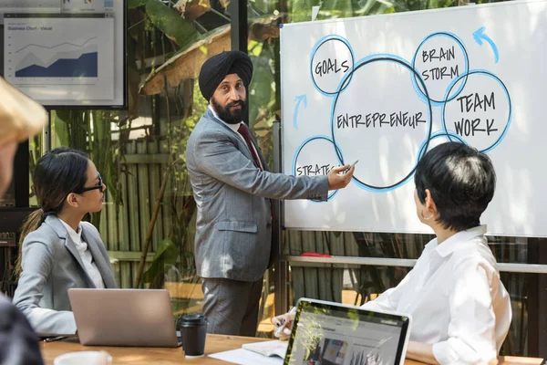 Mensen uit het bedrijfsleven hebben ontmoeting met discussie — Stockfoto