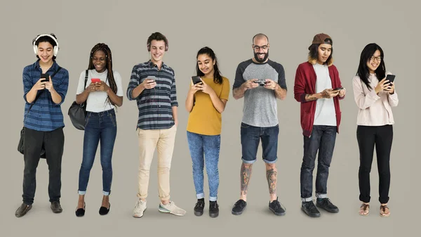 Menschen, die Telefongeräte benutzen — Stockfoto