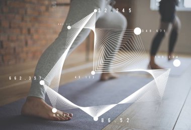 Yoga halı üzerinde duran insanlar