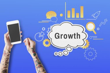 Akıllı telefon kullanan dövmeli kişi.