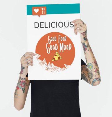 Dövmeli kişi holding afiş.  