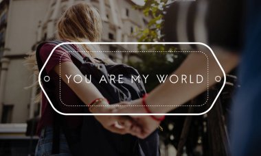 Erkek el tutan kadın