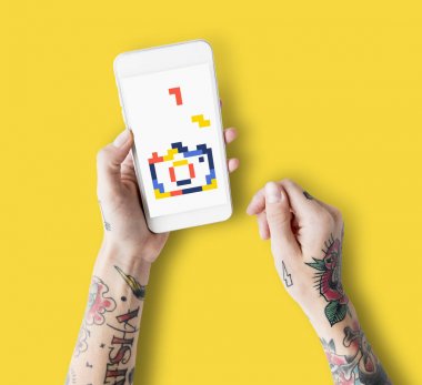 Akıllı telefon kullanan dövmeli kişi.