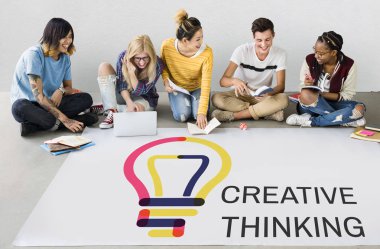 öğrenciler proje üzerinde birlikte çalışma