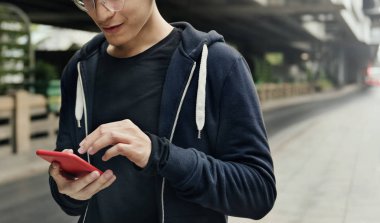 Akıllı telefon kullanan adam