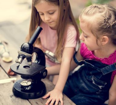 Çocuk bilim mikroskopla öğrenme